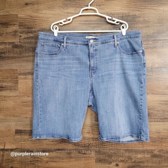 Levi's Classic Bermuda Shorts 24 W High Rise Tummy Control Medium Light Wash - Picture 1 of 13